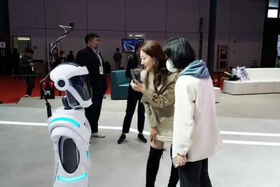 小R机器人,引领上海车展看展新潮流